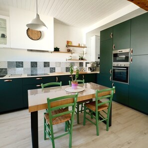 Kühlschrank, Mikrowelle, Ofen, Geschirrspüler