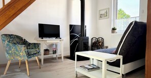 TV, fireplace - Annie's peaceful waterfront home (Arques)