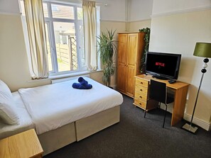 4 habitaciones, escritorio, wifi y ropa de cama