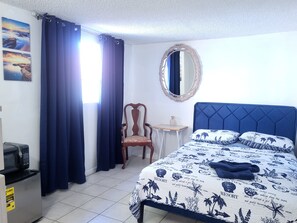 2 bedrooms, free WiFi, bed sheets - Centrally located 2-bedroom & 1-bathroom in Little Havana, Miami w/AC WiFi C1&2 (Miami)