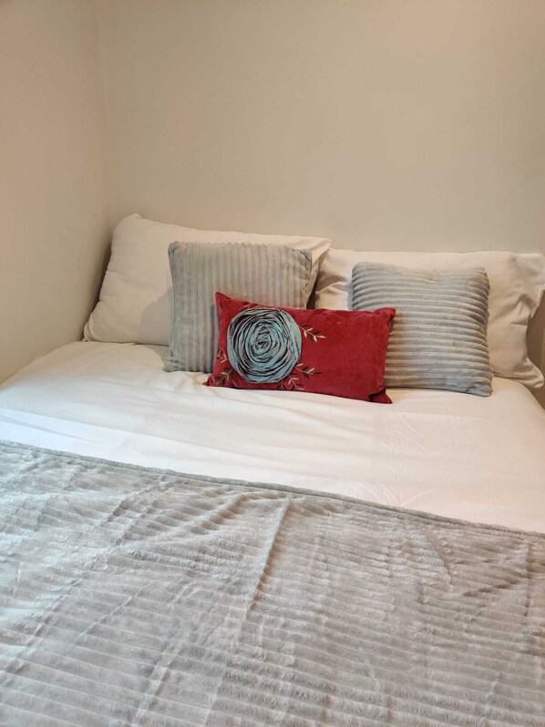 2 chambres, fer et planche à repasser, Wi-Fi, draps fournis