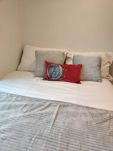 Beautiful, stylish and modern cosy, and central 2 bed house (can sleep up to 6) 