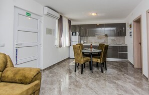 Fridge, microwave, stovetop, cookware/dishes/utensils - 1 bedroom beautiful apartment in Vir (Vir)