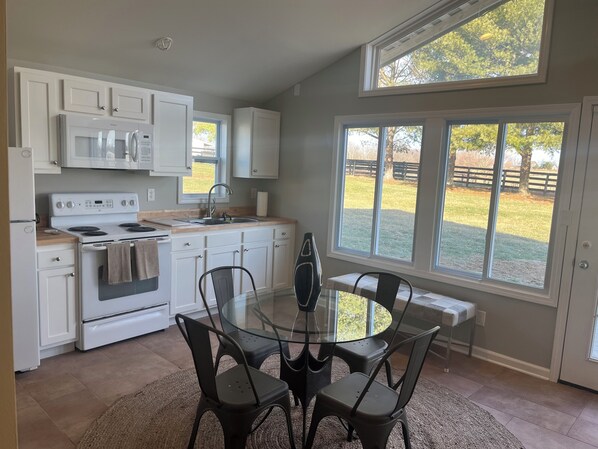 Fridge, microwave, oven, stovetop - Charming 3-bedroom detached cottage on horse farm near Lexington and Georgetown. (Paris)