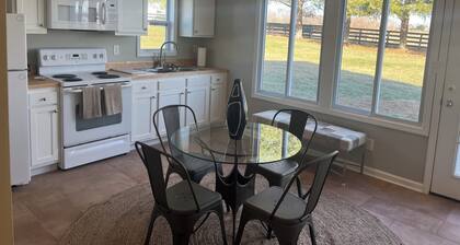 Charming 3-bedroom detached cottage on horse farm near Lexington and Georgetown.