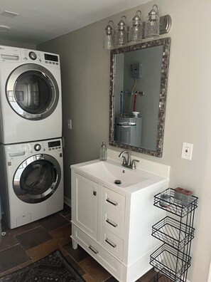 Interior - Charming 3-bedroom detached cottage on horse farm near Lexington and Georgetown. (Paris)