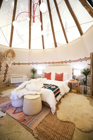 1 bedroom, bed sheets
