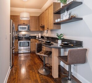 Kjøleskap, mikrobølgeovn, ovn og kokeplater