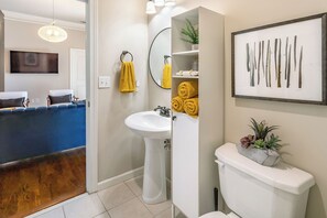 Dusj, hårføner, håndklær og såpe