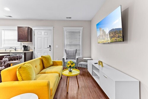 Stylish & Cozy 2-BR Detroit