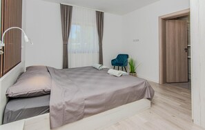 2 dormitoris, planxa i posts de planxar i un bressol de viatge