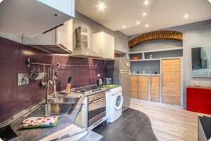 ثلاجة، فرن، موقد طهي مسطح، غلّاية كهربائية