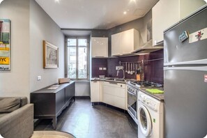 Fridge, oven, stovetop, electric kettle