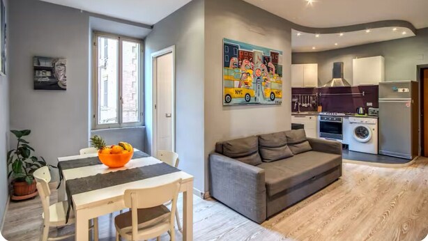 Un appartement moderne comprenant un coin repas, un salon et une cuisine.