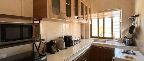 Køleskab, mikrobølgeovn, ovn, kogeplade