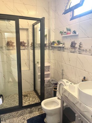 Doccia, asciugacapelli, asciugamani, sapone