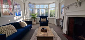 Smart TV, fireplace, books, stereo