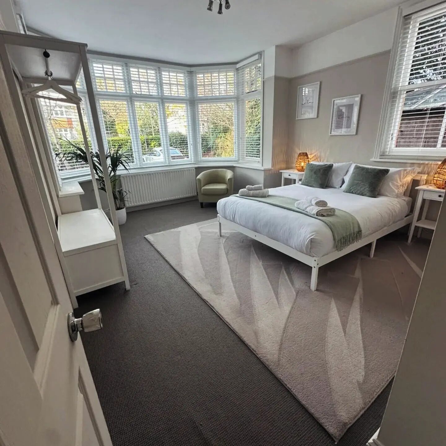 3 habitaciones, escritorio y tabla de planchar con plancha 