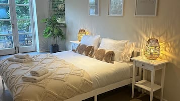 3 habitaciones, escritorio y tabla de planchar con plancha