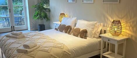 3 habitaciones, escritorio y tabla de planchar con plancha