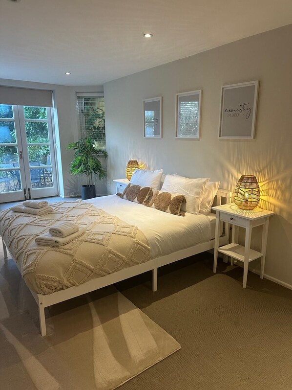 3 bedrooms, desk, iron/ironing board, travel crib