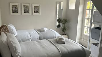 3 habitaciones, escritorio y tabla de planchar con plancha