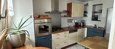 Kylskåp, mikrovågsugn, ugn och spishäll