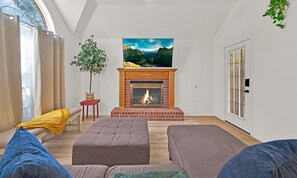 TV connectée, baby-foot, table de tennis de table, livres