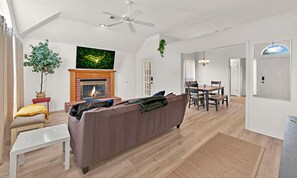 Smart-tv, bordfodbold, bordtennisbord, bøger