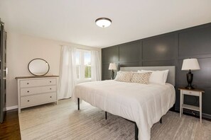 Een bureau, een strijkplank/strijkijzer, reisbedje, wifi