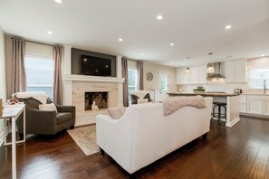 Smart TV - Kid Friendly 4 Bedroom home w/ Private Heated Pool.  (Overland Park)