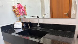 スイート | バスルーム | タオル、石鹸、トイレットペーパー
