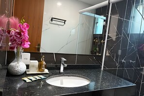 Suite | Baño | Toallas, jabón y papel higiénico