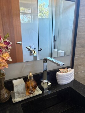 Suite | Salle de bain | Serviettes fournies, savon, papier toilette