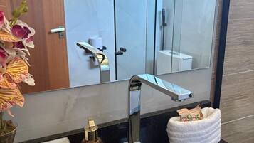 Suite | Kamar mandi | Handuk, sabun, dan tisu toilet