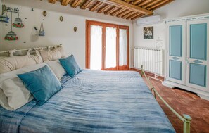 5 bedrooms, travel cot, free WiFi, bed sheets