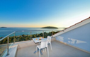 Outdoor dining - Cozy apartment in Rogoznica with sauna (Rogoznica)