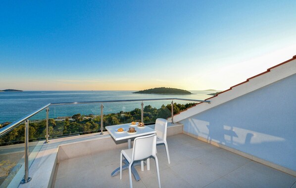 Outdoor dining - Cozy apartment in Rogoznica with sauna (Rogoznica)