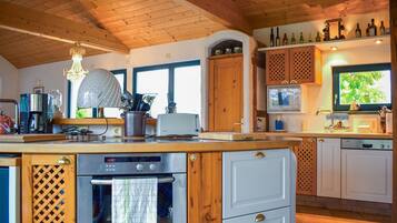 Kylskåp, ugn, spishäll och diskmaskin