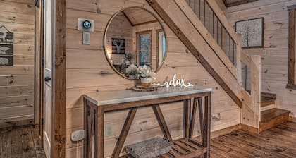 Large Family Getaway Cabin w/Hot Tub + Game Room - Minutes to Blue Ridge