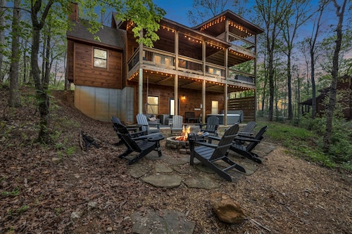 Large Family Getaway Cabin w/Hot Tub + Game Room - Minutes to Blue Ridge