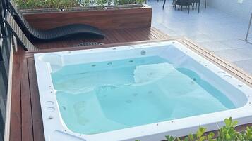 Jetted tub
