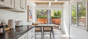 Designer Home Near Stanford/Tech Hub+AC/Gym/Office/BBQ/Parking. 2 Bed/1 Bath.