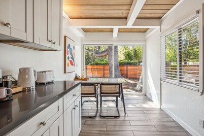 Designer Home Near Stanford/Tech Hub+AC/Gym/Office/BBQ/Parking. 2 Bed/1 Bath.