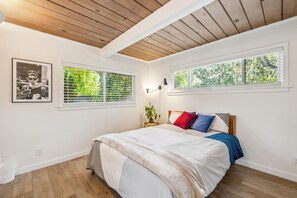 2 bedrooms, desk, iron/ironing board, WiFi