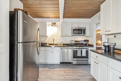 Designer Home Near Stanford/Tech Hub+AC/Gym/Office/BBQ. Two Bed/One Bath.