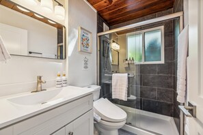 Haartrockner, Handtücher, Seife, Toilettenpapier