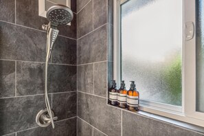 Haartrockner, Handtücher, Seife, Toilettenpapier
