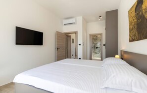 3 bedrooms, in-room safe, iron/ironing board, travel cot