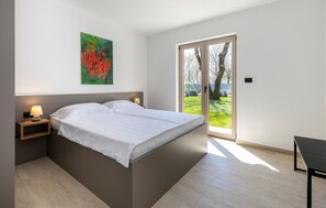 3 quartos, cofres nos quartos, ferros/tábuas de passar roupa